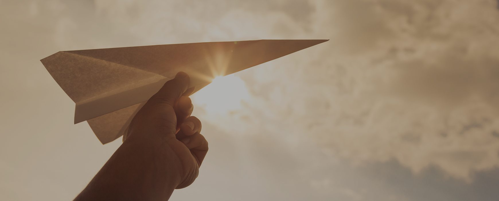 종이비행기에 실어 보내는 꿈 <br>“잃었던 동심을 찾아드려요”